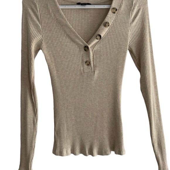 👋🏼RW&CO. XXS/TP Cream Beige long-sleeved v-neck sweater with buttons👋🏼 - Picture 2 of 9